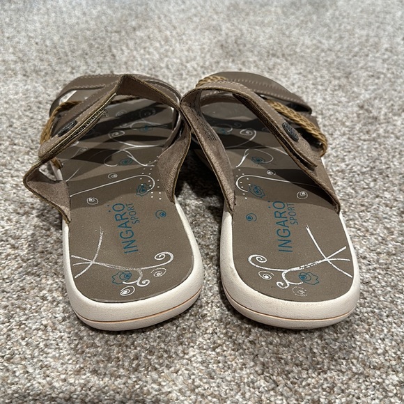 Woman’s gently worn sandal. - Picture 4 of 7